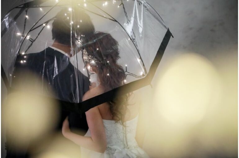 傘をさした後ろ姿の新郎新婦様