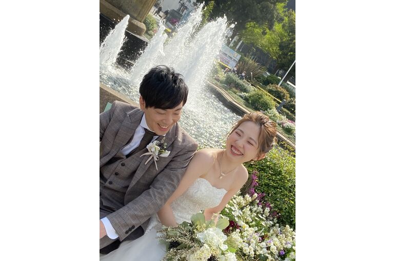 噴水の前の笑顔の新郎新婦