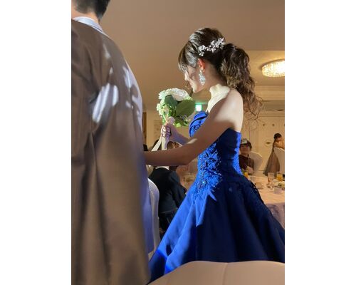 青いカラードレスの花嫁