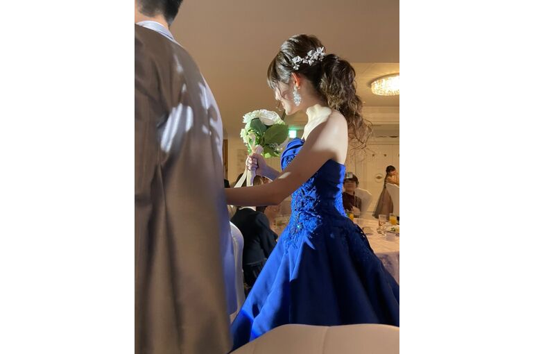 青いカラードレスの花嫁